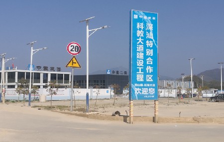 施工(gong)圍擋-深汕南(nan)山(shān)路紅(hong)海大(da)道圍擋項(xiang)目(mu)